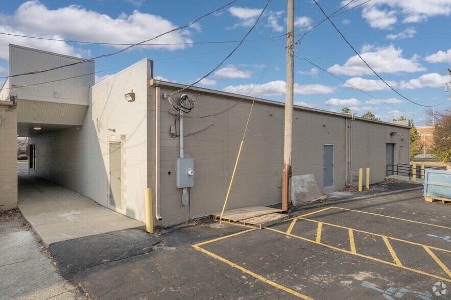 4558 Monroe St, Toledo, OH à louer - Photo du bâtiment - Image 3 de 5