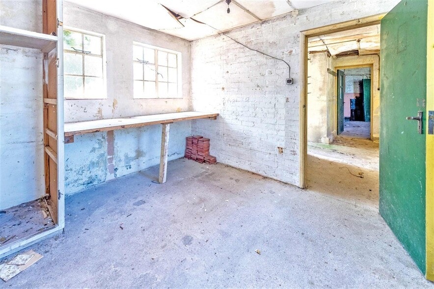 Vicarage Hl, Billingshurst for sale - Interior Photo - Image 3 of 6