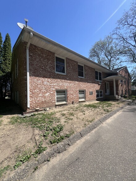 1426 Frost Ave E, Maplewood, MN à vendre - Photo du bâtiment - Image 2 de 13