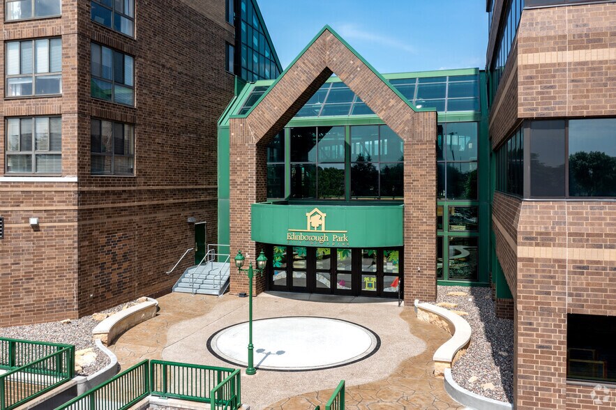 3300 Edinborough Way, Edina, MN à louer - Photo du bâtiment - Image 3 de 16