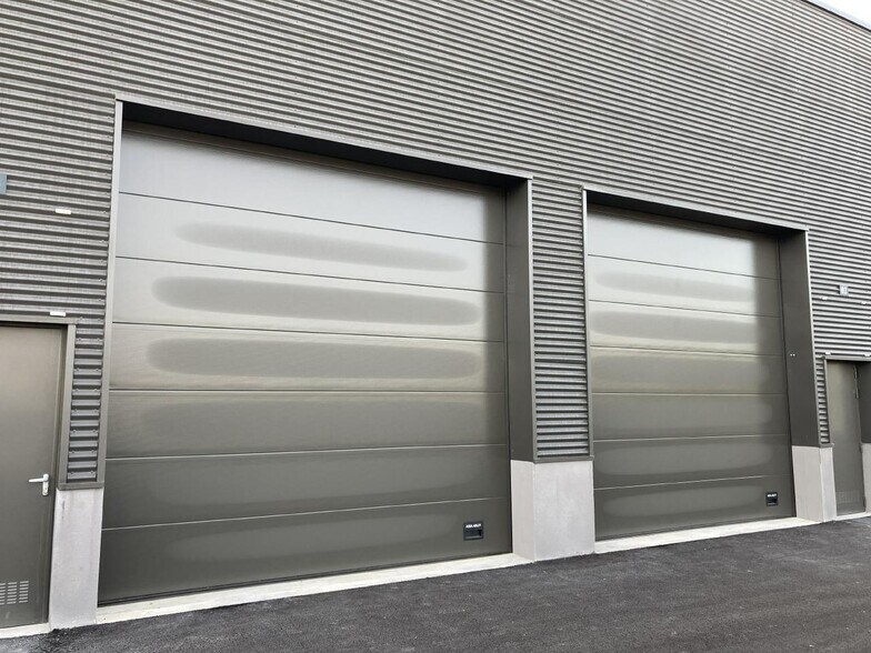 Bureau dans Champagne-sur-Oise à louer - Photo du bâtiment - Image 2 de 9