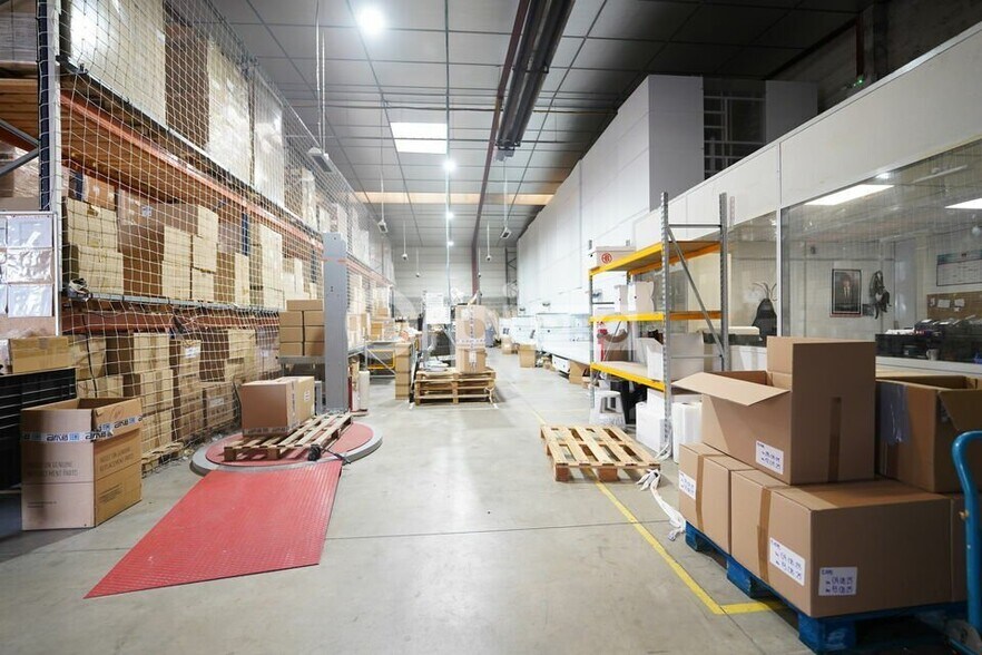 Flex in Chassieu for lease - Interior Photo - Image 2 of 11