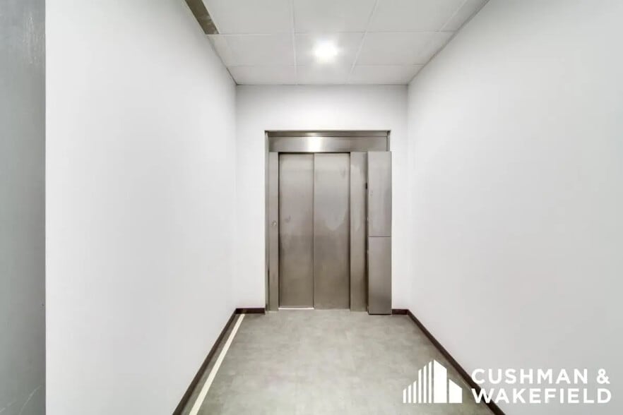 Office in Marseille for lease - Interior Photo - Image 3 of 8