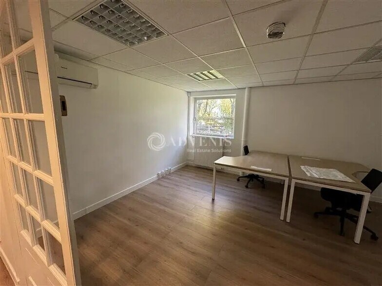 Office in Croissy-Beaubourg for lease - Interior Photo - Image 2 of 6