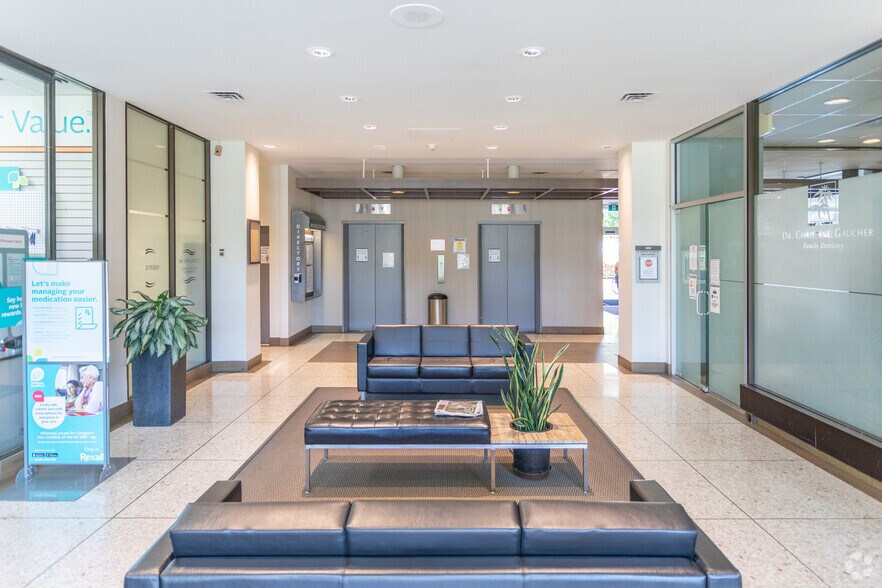 1120 Yates St, Victoria, BC à louer - Hall d’entrée - Image 2 de 5