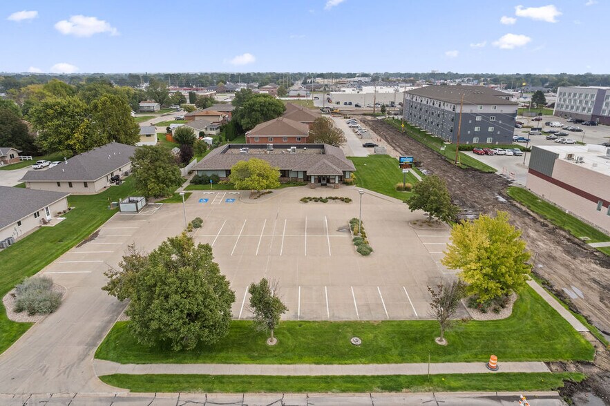 2559 37th Ave, Columbus, NE à vendre - Photo du bâtiment - Image 1 de 43