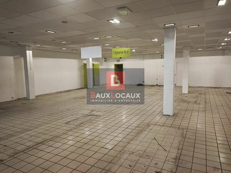 Retail in Salon-de-Provence for lease - Building Photo - Image 2 of 4