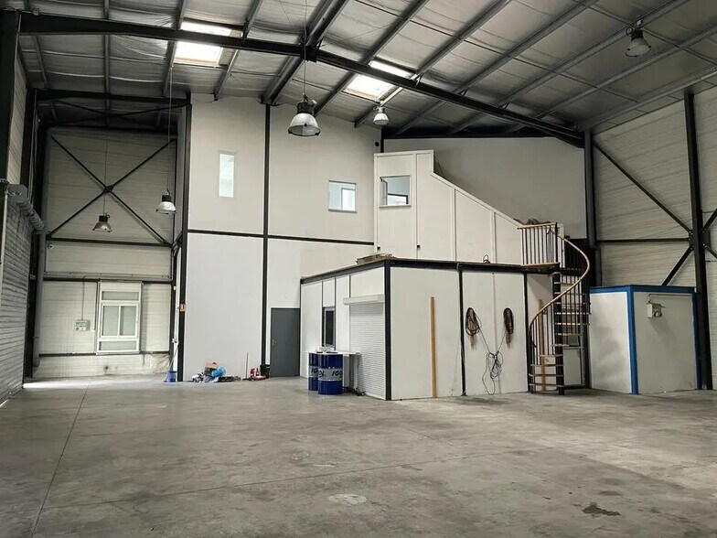 Industrial in Aubagne for lease - Interior Photo - Image 2 of 9