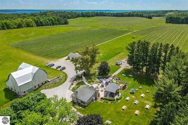 9580 E Shady Ln, Suttons Bay, MI à vendre - Photo du bâtiment - Image 2 de 13