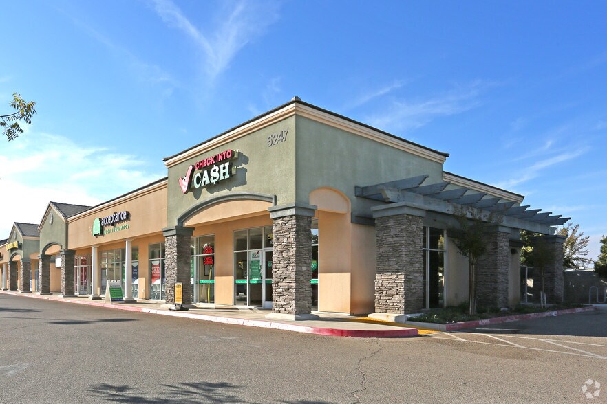 5247 E Kings Canyon Rd, Fresno, CA à vendre - Photo du bâtiment - Image 2 de 6