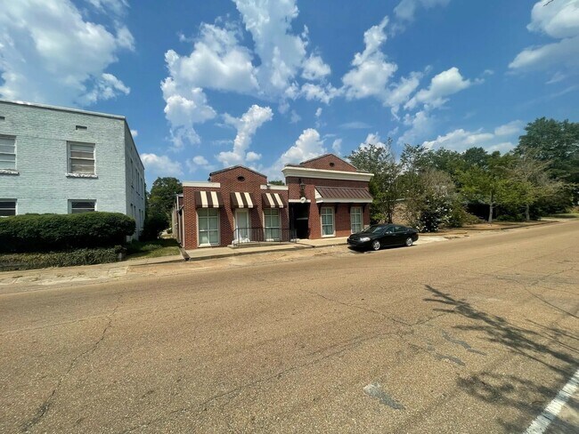 Plus de détails pour 151 E Center St, Canton, MS - Bureau à vendre