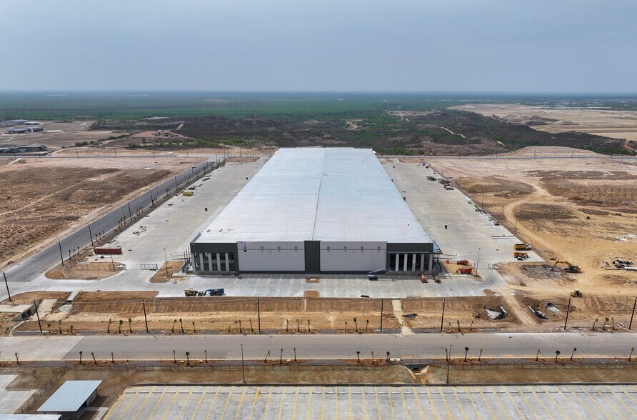 21648 Kraus Lp, Laredo, TX à louer - Photo du bâtiment - Image 2 de 4