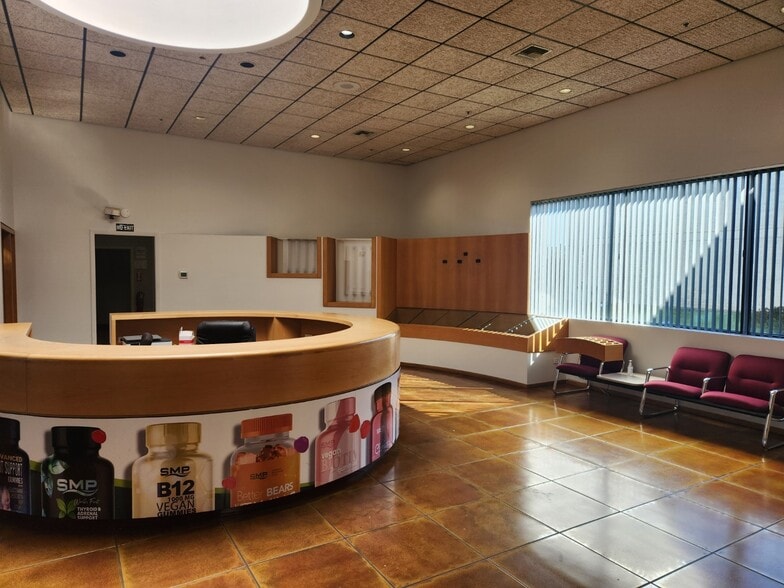 1 Rodeo Dr, Edgewood, NY for lease - Interior Photo - Image 2 of 12