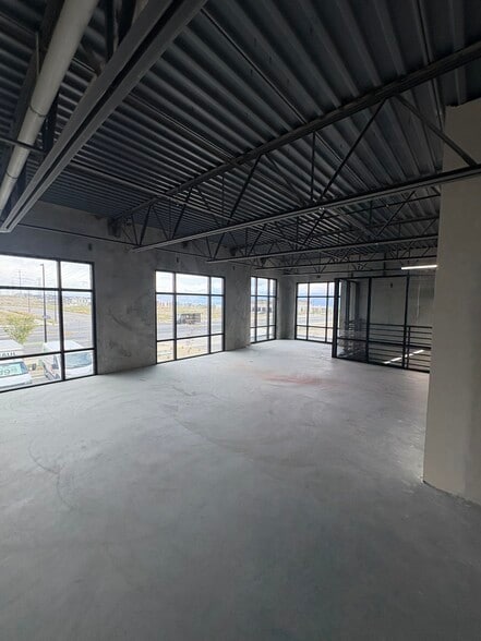 5879 W 7800 S, West Jordan, UT à louer - Photo du bâtiment - Image 2 de 5
