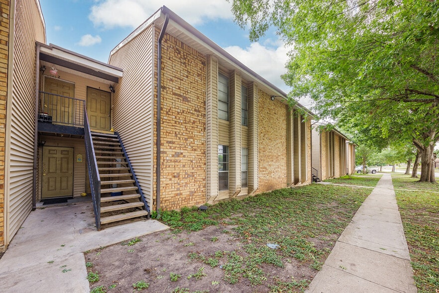 700 N Medina St, Lockhart, TX à vendre - Photo du bâtiment - Image 2 de 30