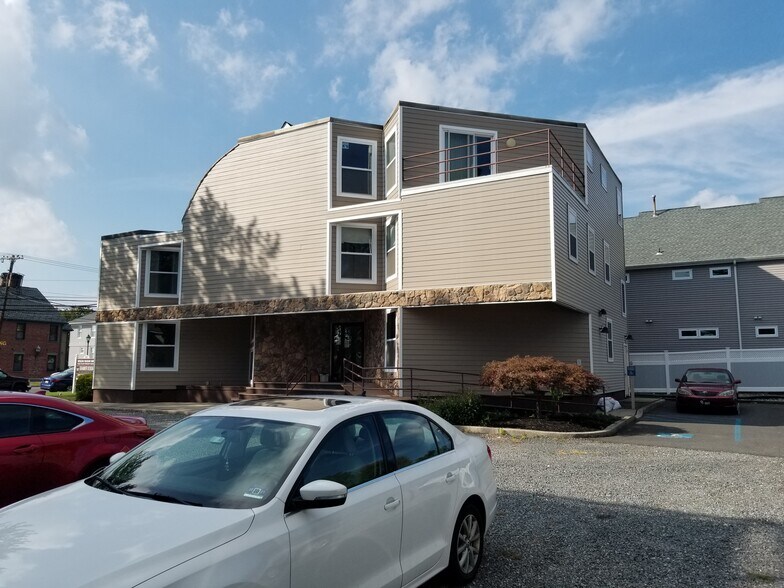 241 Maple Ave, Red Bank, NJ à louer - Photo du bâtiment - Image 2 de 20