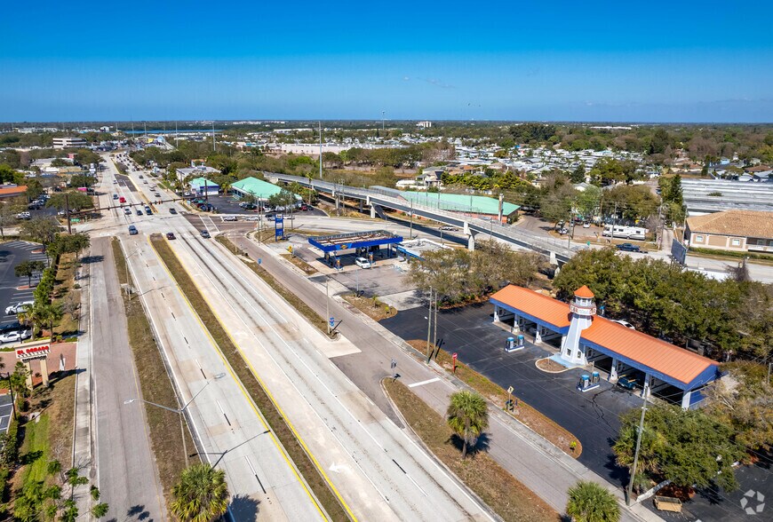 3703 Tyrone Blvd N, Saint Petersburg, FL à vendre - Photo du bâtiment - Image 2 de 21