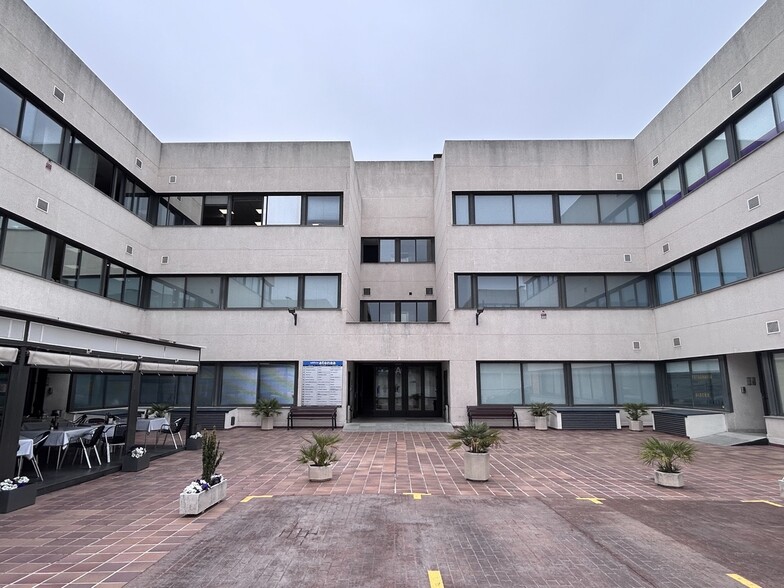Calle Pollensa, 2-4-4, Las Rozas de Madrid, Madrid for lease - Building Photo - Image 3 of 17