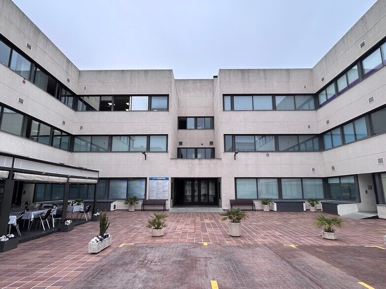 Calle Pollensa, 2-4-4, Las Rozas de Madrid, Madrid à louer - Photo du bâtiment - Image 3 de 17