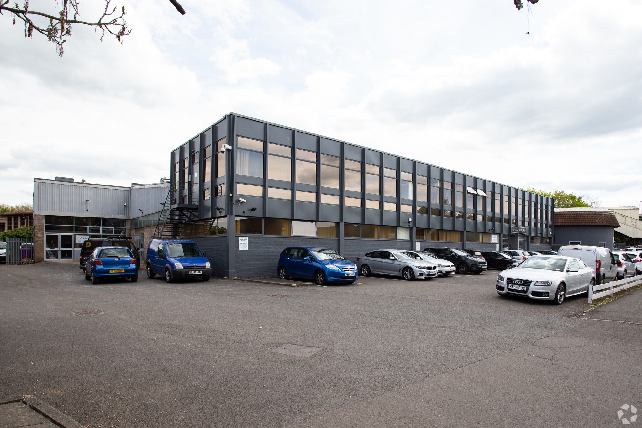 326-338 Molesey Rd, Walton On Thames for lease Building Photo- Image 1 of 24