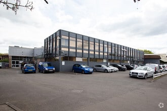 326-338 Molesey Rd, Walton On Thames for lease Building Photo- Image 1 of 24