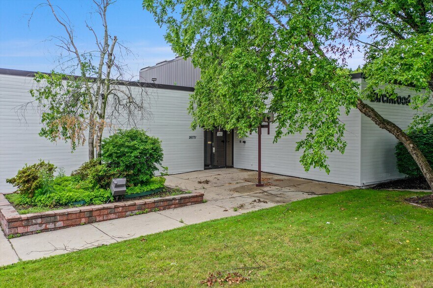 26771 W 12 Mile Rd, Southfield, MI à louer - Photo du bâtiment - Image 2 de 9