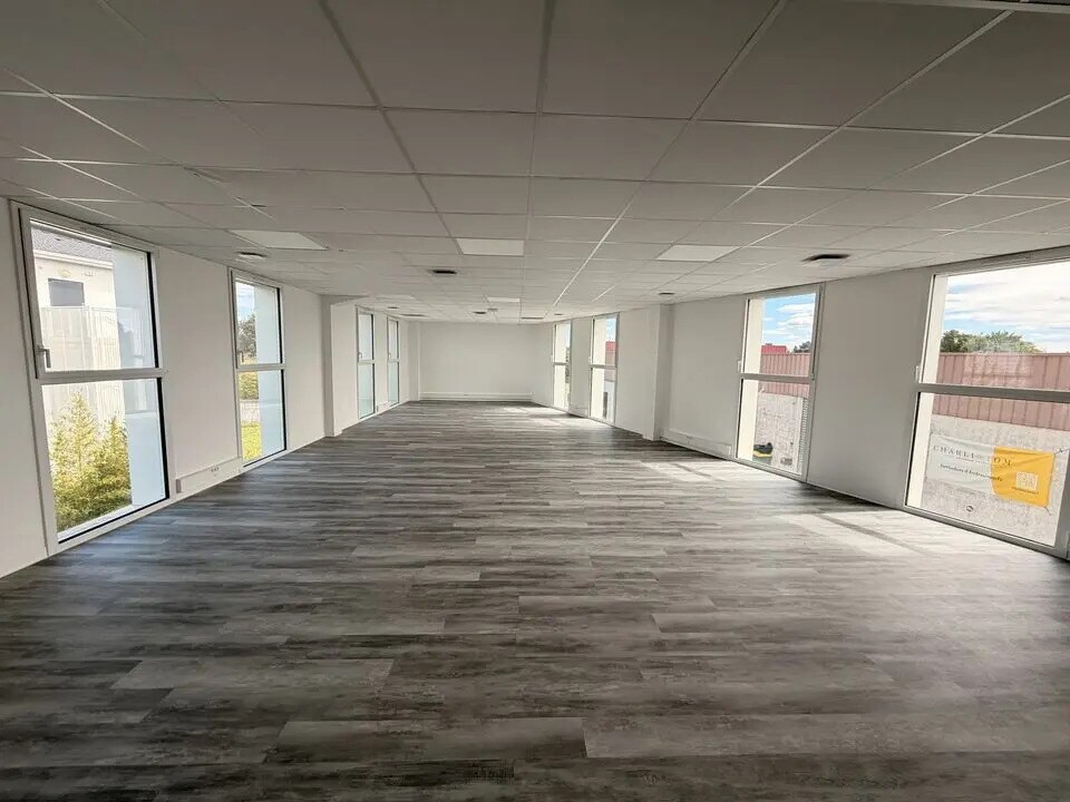 Office in Eysines for lease Interior Photo- Image 1 of 6
