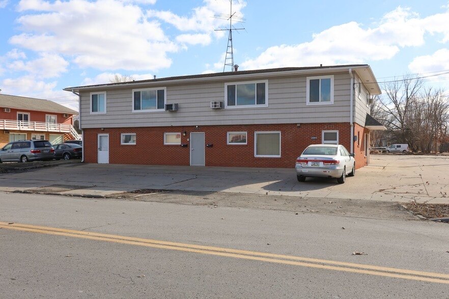 2203 Muscatine Ave, Iowa City, IA for lease - Primary Photo - Image 1 of 4