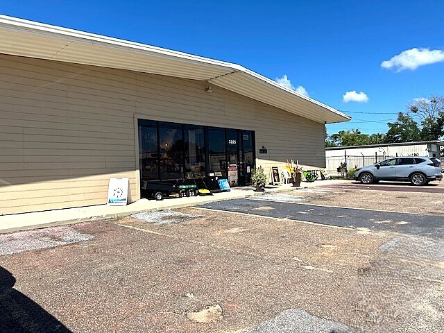 Industrial Warehouse & Showroom Complex portefeuille de 2 propriétés à vendre sur LoopNet.ca - Photo du bâtiment - Image 3 de 57