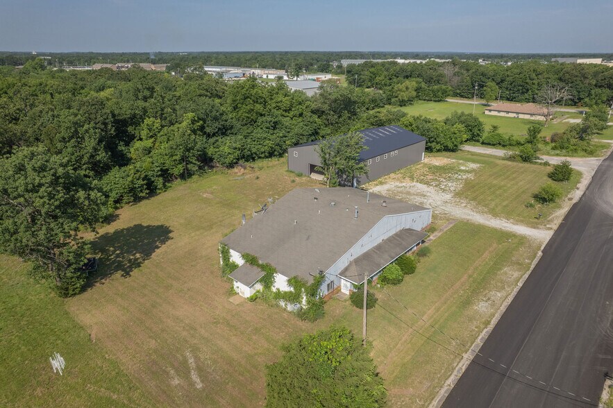 841 Frances Ave, Neosho, MO à vendre - Photo du bâtiment - Image 2 de 39