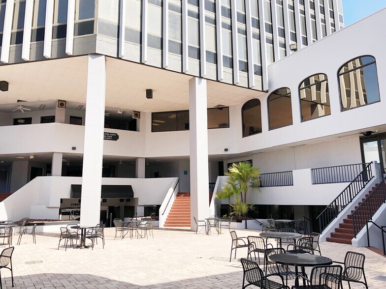 111 2nd Ave NE, Saint Petersburg, FL à louer - Photo du bâtiment - Image 3 de 9