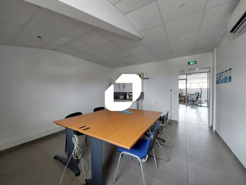Flex in Vendargues for lease - Interior Photo - Image 3 of 16
