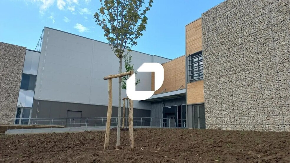 Industriel dans Puiseux-en-France à louer - Photo du bâtiment - Image 3 de 17