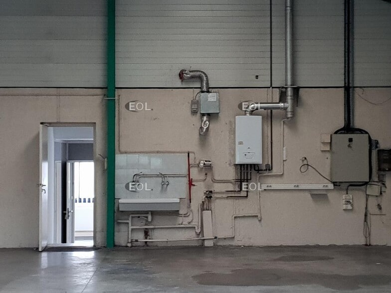 Flex in Saint-Genis-Laval for lease - Building Photo - Image 3 of 7
