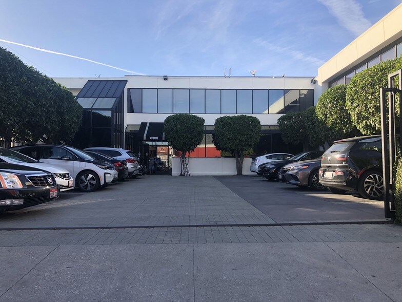 8300-8304 Beverly Blvd, Los Angeles, CA à louer - Photo du bâtiment - Image 2 de 5