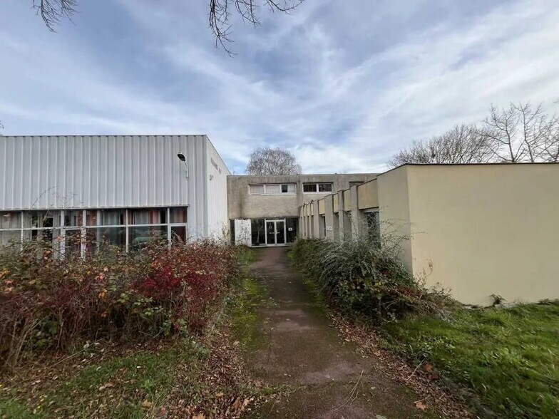 Flex in Montigny-le-Bretonneux for sale - Building Photo - Image 3 of 10