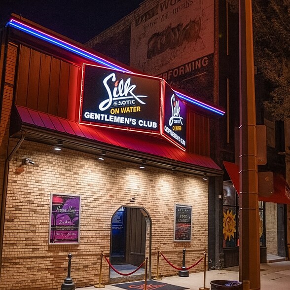 144 E Juneau Ave, Milwaukee, WI à vendre - Photo du bâtiment - Image 2 de 17