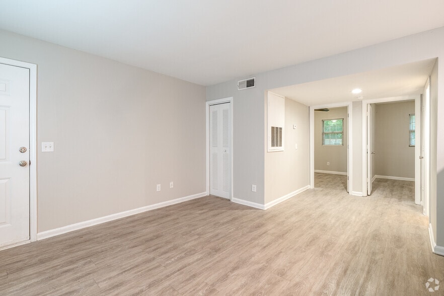 3300 N Elm St, Greensboro, NC for sale - Interior Photo - Image 3 of 15