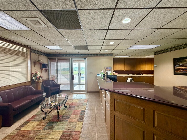 1601 8th St SE, Orange City, IA for sale - Lobby - Image 2 of 6