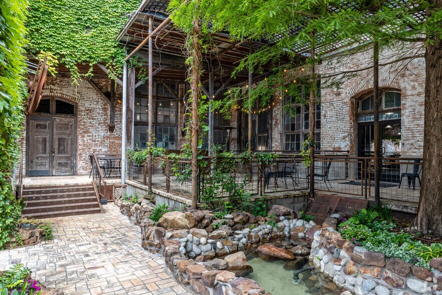 610 Elm St, McKinney, TX à louer - Photo du bâtiment - Image 3 de 22