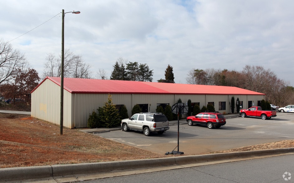 714 Carolina Ave, Yadkinville, NC for lease - Primary Photo - Image 1 of 4