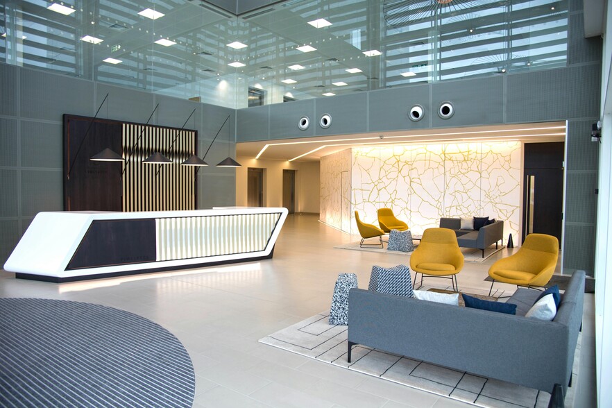 5 Chertsey Ln, Staines for lease - Building Photo - Image 2 of 13