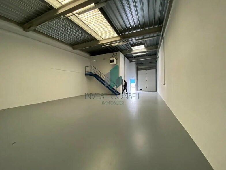 Flex in Chambly for lease - Building Photo - Image 3 of 6