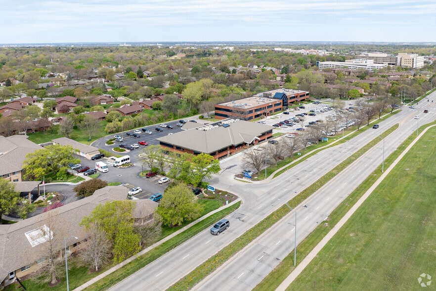 1101 S 70th St, Lincoln, NE à louer - Photo du bâtiment - Image 3 de 7