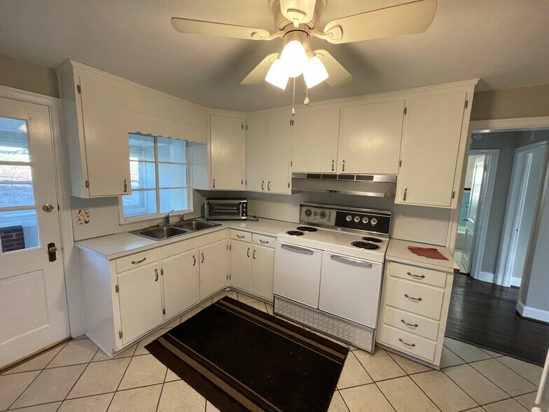 2745 Orange Ave NE, Roanoke, VA à vendre - Photo intérieure - Image 2 de 17