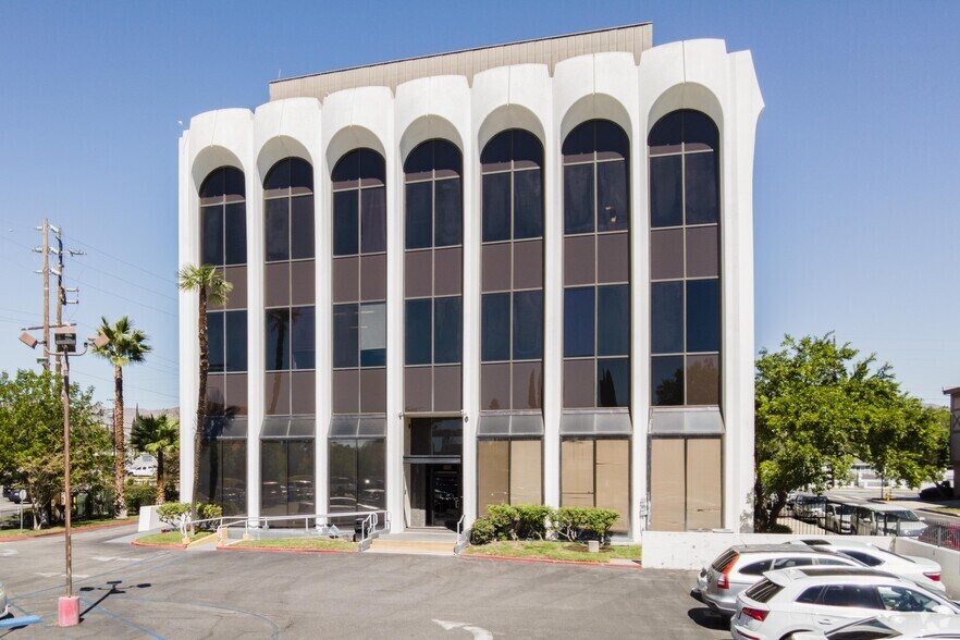 16800 Devonshire St, Granada Hills, CA à louer - Photo du bâtiment - Image 2 de 4