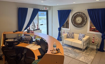 2440 Monroe St, Stuart, FL for lease Lobby- Image 2 of 8