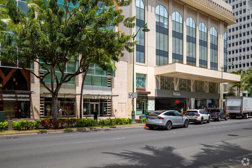 2250 Kalakaua Ave, Honolulu, HI à louer - Photo du bâtiment - Image 3 de 23