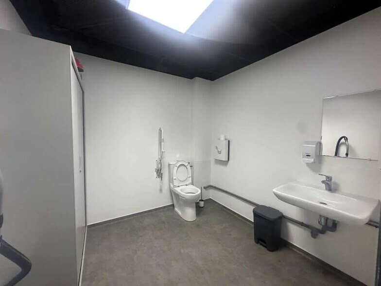 Retail in Talence for lease - Interior Photo - Image 3 of 3