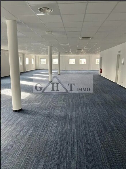 Office in Villeneuve-la-Garenne for lease - Building Photo - Image 1 of 3